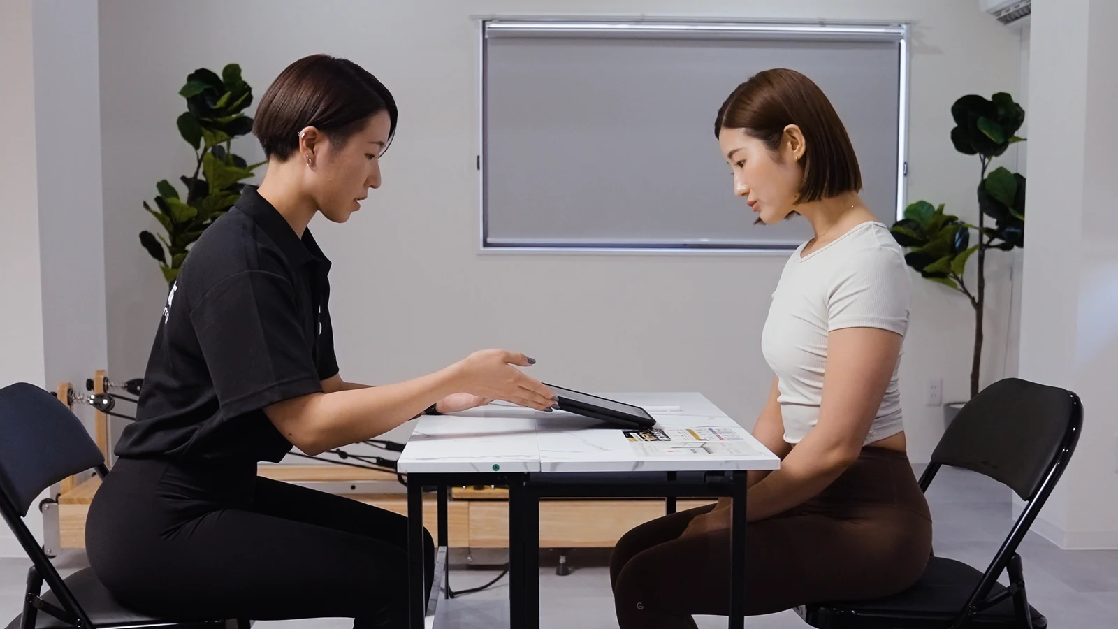 トレーナーが身体の状態や通い方をご案内する様子